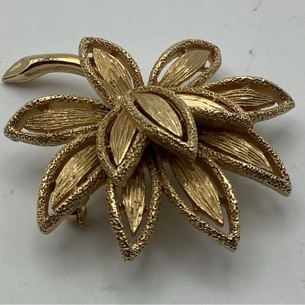 Vintage Avon Goldtone 2” Lotus Brooch
